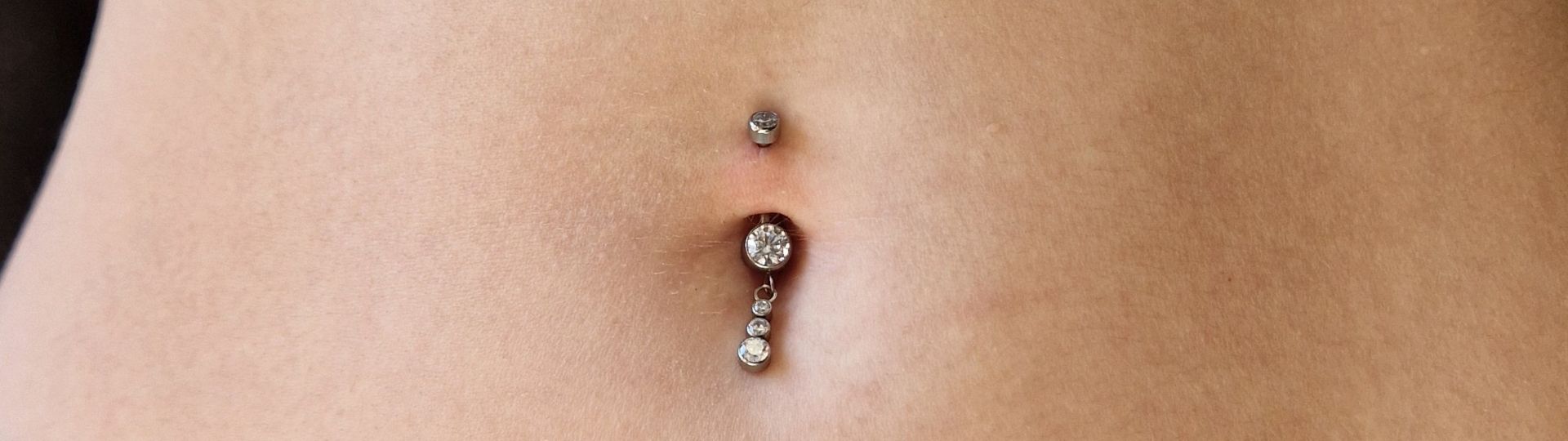 Visací piercing do pupíku – ukázka délky a tloušťky